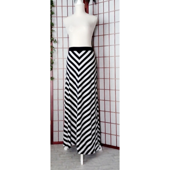 Calvin Klein Performance | Women's Slit Side Chevron Print Workout Maxi Skirt - Picture 2 of 15